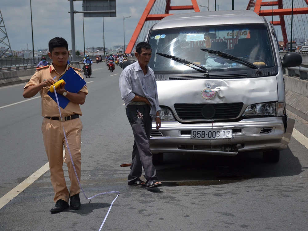 Lực lượng chức năng nhanh chóng có mặt, khám nghiệm hiện trường, giải quyết vụ việc. 